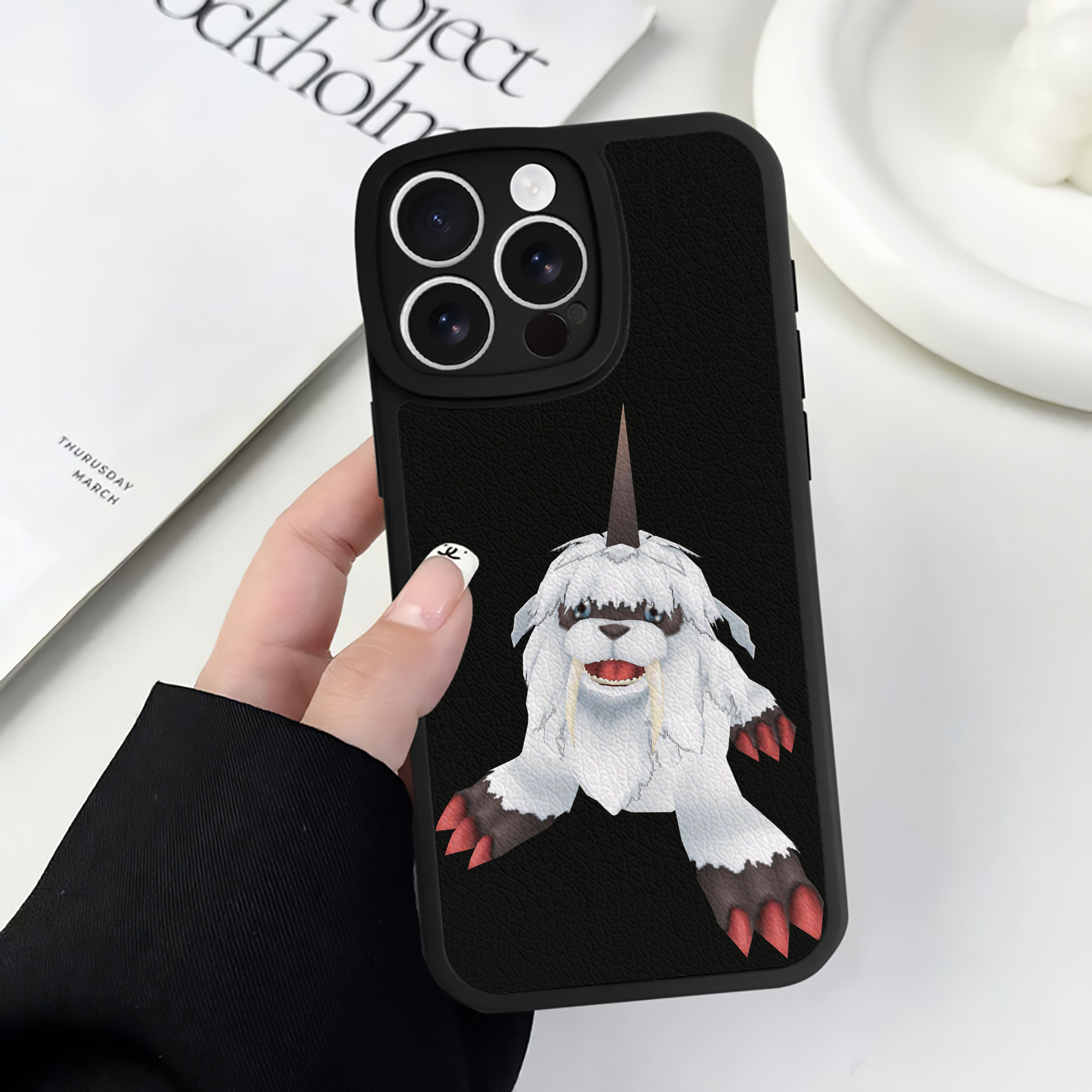 （画像用） Digimon デジタルモンスター/デジモン 【iPhone 16シリーズ対応】シリコンスマホケース（レザー調） 材質：シリコン